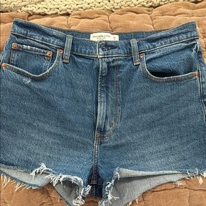Abercrombie & Fitch Raw-Hem The Mom Short High Rise